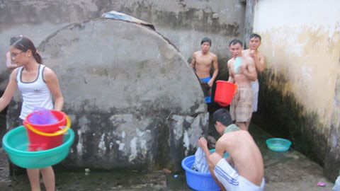 Kinh khủng nước sinh hoạt của sinh viên